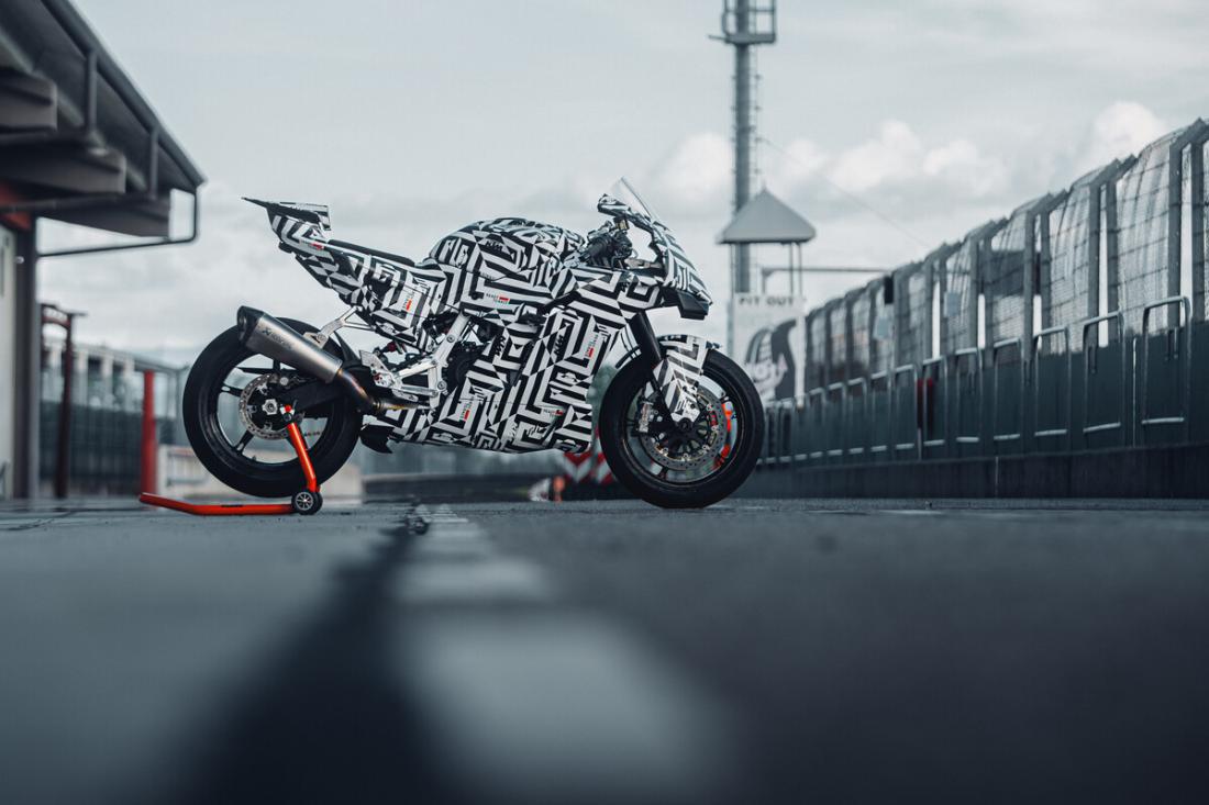 KTM 990 RC R – Επιστρέφει με πινακίδες το 2025 [VIDEO]