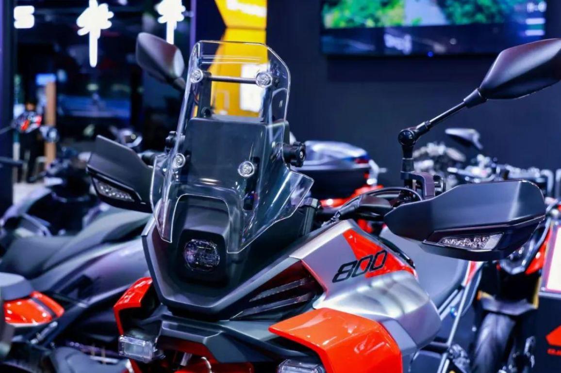 QJMOTOR SRT800 Rally: Έδειξε στην Canton Fair το νέο On-Off Benelli