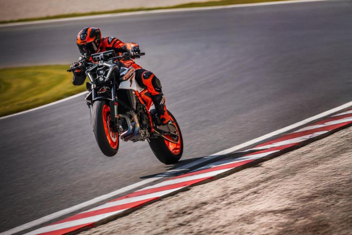 ​   ​​   ​KTM 990 Duke R 2025: 7 ίππους επάνω, σημαντική διαφορά στις αναρτήσεις και TABLET!