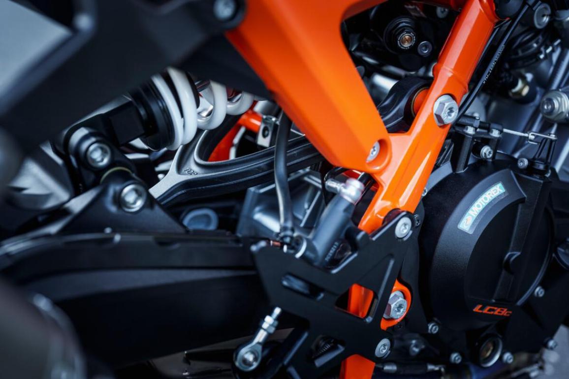 KTM 990 Duke R 2025: 7 ίππους επάνω, σημαντική διαφορά στις αναρτήσεις και TABLET!