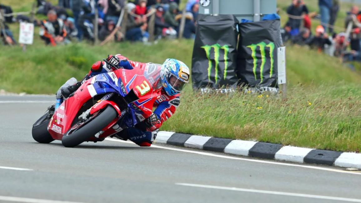 Isle of Man TT 2024, Superstock TT 1 – O Davey Todd παίρνει την πρώτη του νίκη στον θεσμό