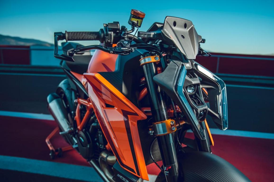 KTM 1390 Super Duke R / EVO 2024: Οδηγούμε το “The Beast” στην Αλμερία!