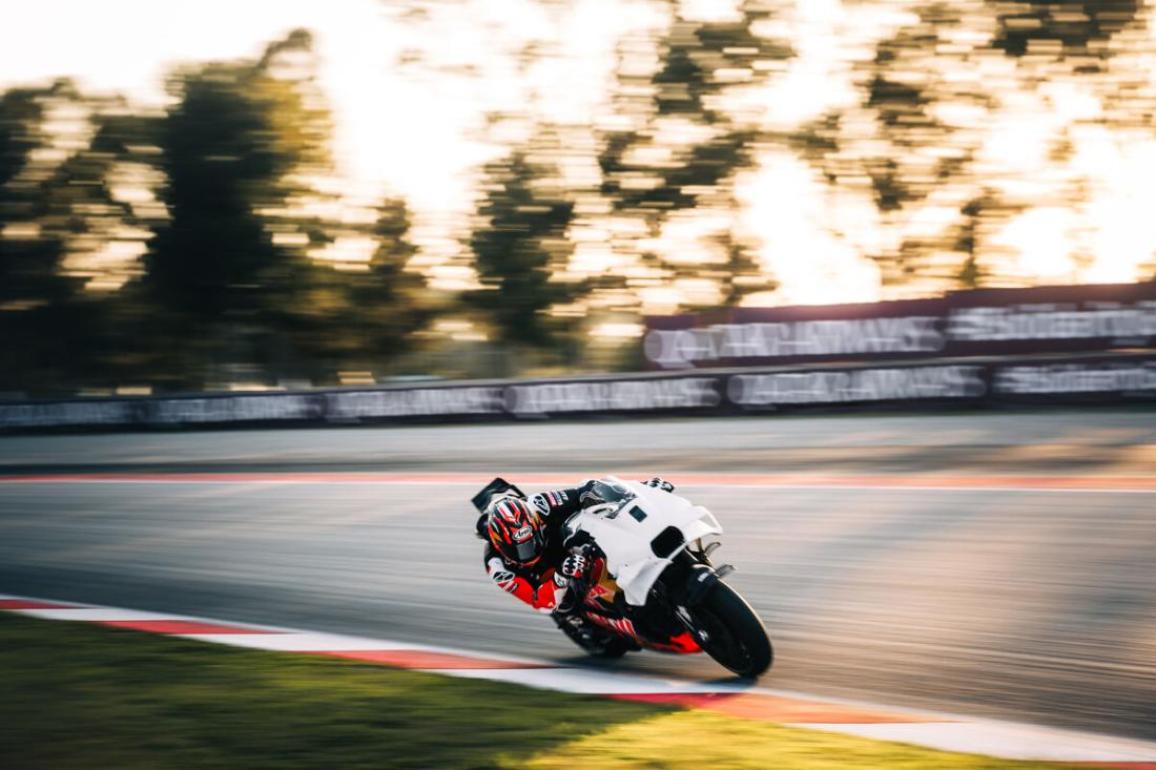 MotoGP: Ταχύτερος χωρίς αλλαγή - Ο Alex Marquez πιο γρήγορος όλων στην πρώτη δοκιμή Ακτίδα αισιοδοξίας για Quartararo Η πρώτη δοκιμή για την επόμενη σεζόν και τελευταία για φέτος ολοκληρώθηκε με επιτυχία για τις περισσότερες ομάδες, όπως έδειξαν οι αντιδράσεις των αναβατών. Λίγες ήταν οι πτώσεις με πιο εντυπωσιακή του Bastianini που κατέστρεψε την KTM σε μία ήπια πτώση για εκείνον παρόλο που το χτύπημα του κράνους στην άσφαλτο δεν ήταν μικρό. Ωστόσο η μοτοσυκλέτα έφερε αρκετές τούμπες στην αμμοπαγίδα της 5η στροφής, γεμίζοντας την πίστα με κάρμπον και οδηγώντας σε μία ολιγόλεπτη διακοπή. Εκεί νωρίτερα είχε σημειώσει πτώση και ο Martin με ένα απαλό low-side όπου σαν να βρισκόταν σε αγώνα, κράτησε την μοτοσυκλέτα να μην σβήσει και μπήκε αμέσως ξανά. Είχε ήδη προλάβει την πρώτη του κιόλας επαφή με την Aprilia να μας χαρίσει ένα δυνατό στιγμυότυπο με μέγιστη κλίση, οδηγώντας με το ίδιο ακριβώς στιλ που είχε και στον αγώνα με την Ducati. Βγήκε φανερά ικανοποιημένος και συνέχισε προς τη μέση της μεγάλης σε διάρκεια δοκιμής με ένα session κυνηγητού με τον Acosta κάνοντας και οι δύο προσομοίωση μάχης αγώνα. Ο Marc Marquez έλαμψε στην κατακόκκινη στολή με κατακόκκινη μοτοσυκλέτα, περνώντας το 90% του χρόνου του με την GP25 χωρίς να δοκιμάσει το ενδιάμεσο βήμα, να οδηγήσει την GP24. Μπήκε στην πίστα και με την GP23, ενώ ο Bagnaia έκανε πιο ισορροπημένη χρήση του πρωτότυπου με εναλλαγές ανάμεσα σε GP24 και GP25. Ο Bagnaia ήταν ταχύτερος στην αρχή μάλιστα των δοκιμών σε αντίθεση με τον Marquez που στην αρχή είχε καθαρά ρυθμό εξερεύνησης με λιγότερη κλίση και στο τέλος ανέβασε ρυθμό και έκανε πολύ καλύτερο χρόνο. Ο Fernandez έκανε επίσης στο τέλος μία προσπάθεια να βελτιωθεί και κατάφερε να κάνει τον 5ο χρόνο, ενώ ο Miller και ο Chantra δεν προσαρμόστηκαν καλά, ο πρώτος πρώτη φορά στην Yamaha και ο άλλος πρώτη φορά στα MotoGP. Ο Chantra αρχικά ήταν πολύ έξω από τα νερά του αλλά βελτίωσε λίγο τον χρόνο, σημειώνοντας τελικά πτώση, όπως και ο Ai Ogura που είχε όμως αρκετά καλύτερο χρόνο με την Aprilia. Ταχύτερη KTM ήταν του Bin