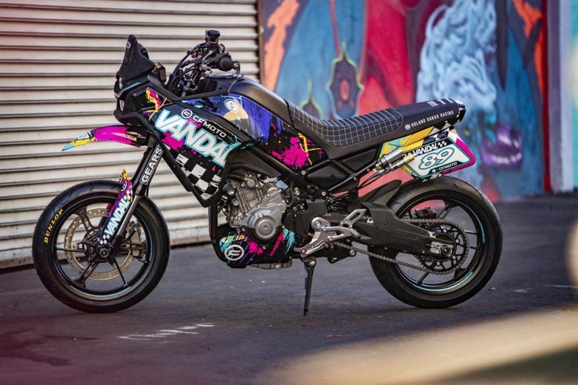 CFMOTO 450MT “The Vandal”: Ο Roland Sands τους έφτιαξε supermoto!