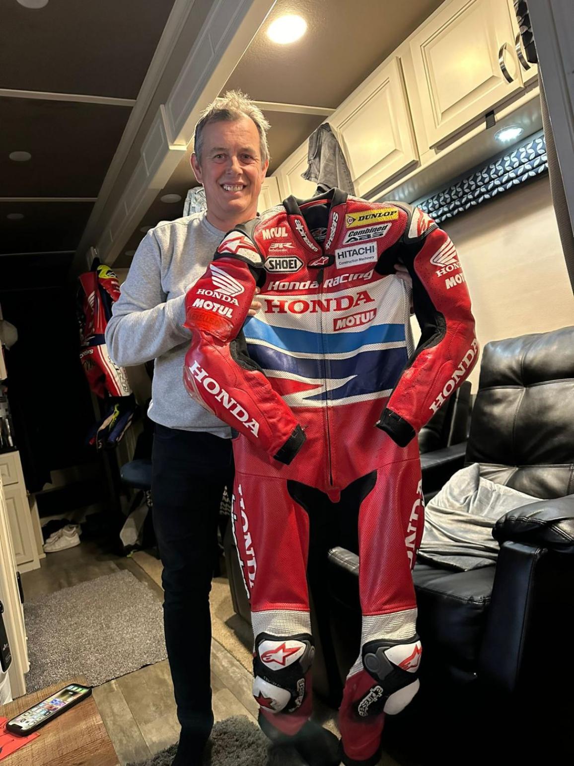 Isle of Man TT 2024 – Η κλεμμένη φόρμα του John McGuinness, η δημόσια έκκληση για βοήθεια και η εύρεση της σε ένα παρτέρι από την αστυνομία