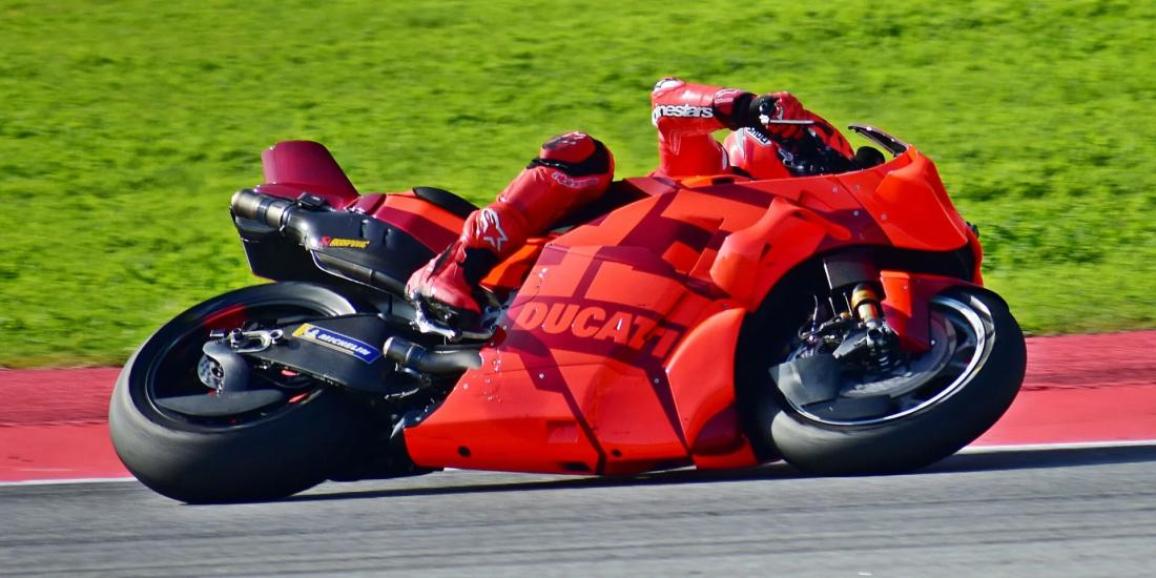 MotoGP: Ταχύτερος χωρίς αλλαγή - Ο Alex Marquez πιο γρήγορος όλων στην πρώτη δοκιμή Ακτίδα αισιοδοξίας για Quartararo Η πρώτη δοκιμή για την επόμενη σεζόν και τελευταία για φέτος ολοκληρώθηκε με επιτυχία για τις περισσότερες ομάδες, όπως έδειξαν οι αντιδράσεις των αναβατών. Λίγες ήταν οι πτώσεις με πιο εντυπωσιακή του Bastianini που κατέστρεψε την KTM σε μία ήπια πτώση για εκείνον παρόλο που το χτύπημα του κράνους στην άσφαλτο δεν ήταν μικρό. Ωστόσο η μοτοσυκλέτα έφερε αρκετές τούμπες στην αμμοπαγίδα της 5η στροφής, γεμίζοντας την πίστα με κάρμπον και οδηγώντας σε μία ολιγόλεπτη διακοπή. Εκεί νωρίτερα είχε σημειώσει πτώση και ο Martin με ένα απαλό low-side όπου σαν να βρισκόταν σε αγώνα, κράτησε την μοτοσυκλέτα να μην σβήσει και μπήκε αμέσως ξανά. Είχε ήδη προλάβει την πρώτη του κιόλας επαφή με την Aprilia να μας χαρίσει ένα δυνατό στιγμυότυπο με μέγιστη κλίση, οδηγώντας με το ίδιο ακριβώς στιλ που είχε και στον αγώνα με την Ducati. Βγήκε φανερά ικανοποιημένος και συνέχισε προς τη μέση της μεγάλης σε διάρκεια δοκιμής με ένα session κυνηγητού με τον Acosta κάνοντας και οι δύο προσομοίωση μάχης αγώνα. Ο Marc Marquez έλαμψε στην κατακόκκινη στολή με κατακόκκινη μοτοσυκλέτα, περνώντας το 90% του χρόνου του με την GP25 χωρίς να δοκιμάσει το ενδιάμεσο βήμα, να οδηγήσει την GP24. Μπήκε στην πίστα και με την GP23, ενώ ο Bagnaia έκανε πιο ισορροπημένη χρήση του πρωτότυπου με εναλλαγές ανάμεσα σε GP24 και GP25. Ο Bagnaia ήταν ταχύτερος στην αρχή μάλιστα των δοκιμών σε αντίθεση με τον Marquez που στην αρχή είχε καθαρά ρυθμό εξερεύνησης με λιγότερη κλίση και στο τέλος ανέβασε ρυθμό και έκανε πολύ καλύτερο χρόνο. Ο Fernandez έκανε επίσης στο τέλος μία προσπάθεια να βελτιωθεί και κατάφερε να κάνει τον 5ο χρόνο, ενώ ο Miller και ο Chantra δεν προσαρμόστηκαν καλά, ο πρώτος πρώτη φορά στην Yamaha και ο άλλος πρώτη φορά στα MotoGP. Ο Chantra αρχικά ήταν πολύ έξω από τα νερά του αλλά βελτίωσε λίγο τον χρόνο, σημειώνοντας τελικά πτώση, όπως και ο Ai Ogura που είχε όμως αρκετά καλύτερο χρόνο με την Aprilia. Ταχύτερη KTM ήταν του Bin