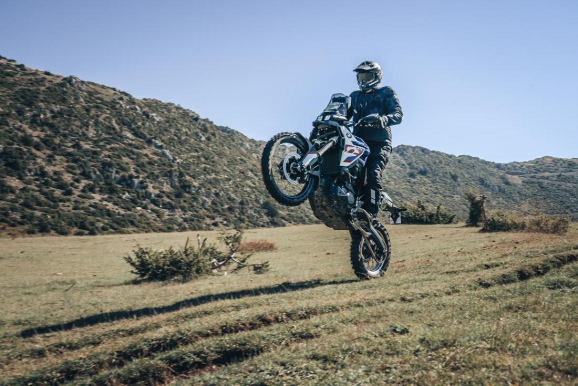 Οδηγούμε BMW F900GS μετατροπή Rally από τον Βασίλη Μπούδρο [VIDEO]