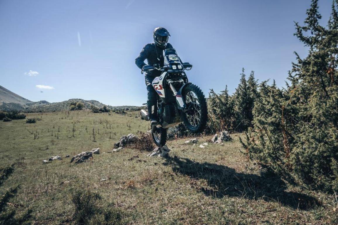 Οδηγούμε BMW F900GS μετατροπή Rally από τον Βασίλη Μπούδρο [VIDEO]