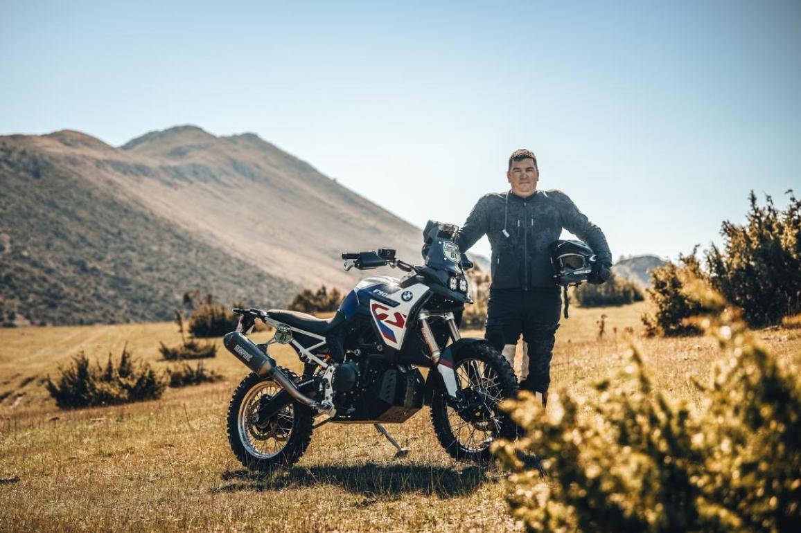 Οδηγούμε BMW F900GS μετατροπή Rally από τον Βασίλη Μπούδρο [VIDEO]