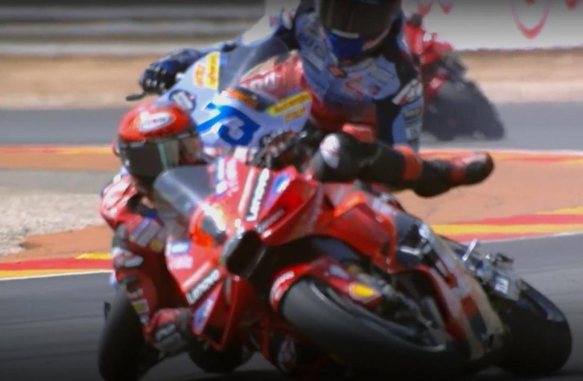 alex_marquez_collide_bagnaia_aragon