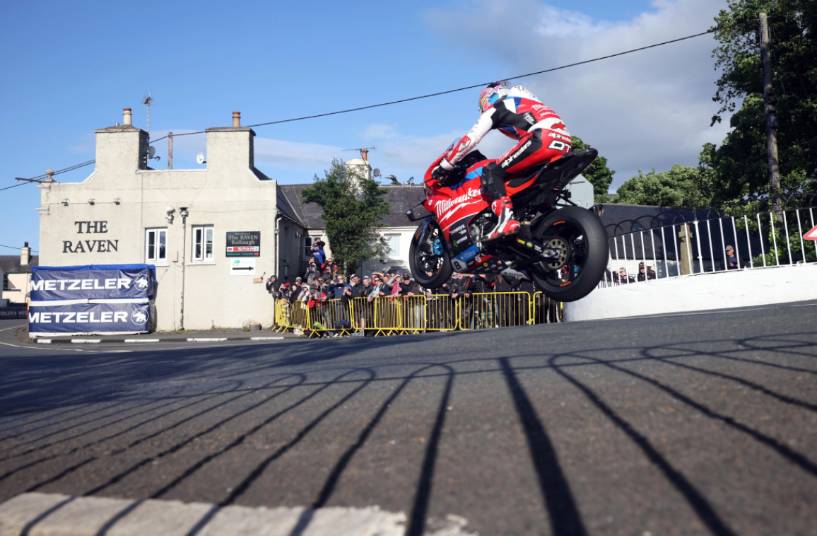 Isle of Man TT 2024, Superstock TT 1 – O Davey Todd παίρνει την πρώτη του νίκη στον θεσμό