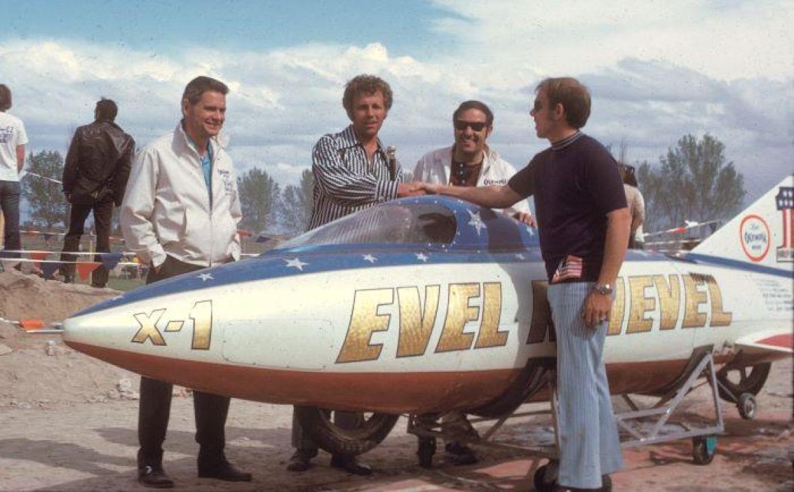 https://www.motomag.gr/news/epikairotita/i-triumph-giortazei-ta-50-hronia-toy-thrylikoy-rocket-jump-toy-evel-knievel