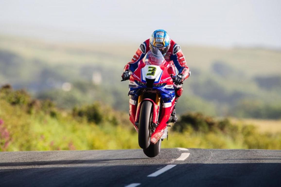 Isle of Man TT 2024, Superbike - Ο Peter Hickman παίρνει την 14η νίκη του, άτυχος ο Michael Dunlop – [VIDEO]