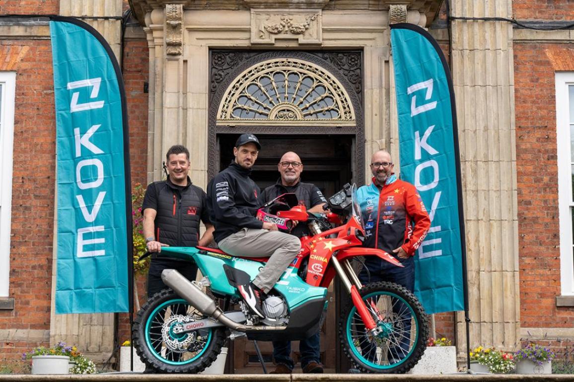 O James Hillier στο Ντακάρ με μοτοσυκλέτα της Kove