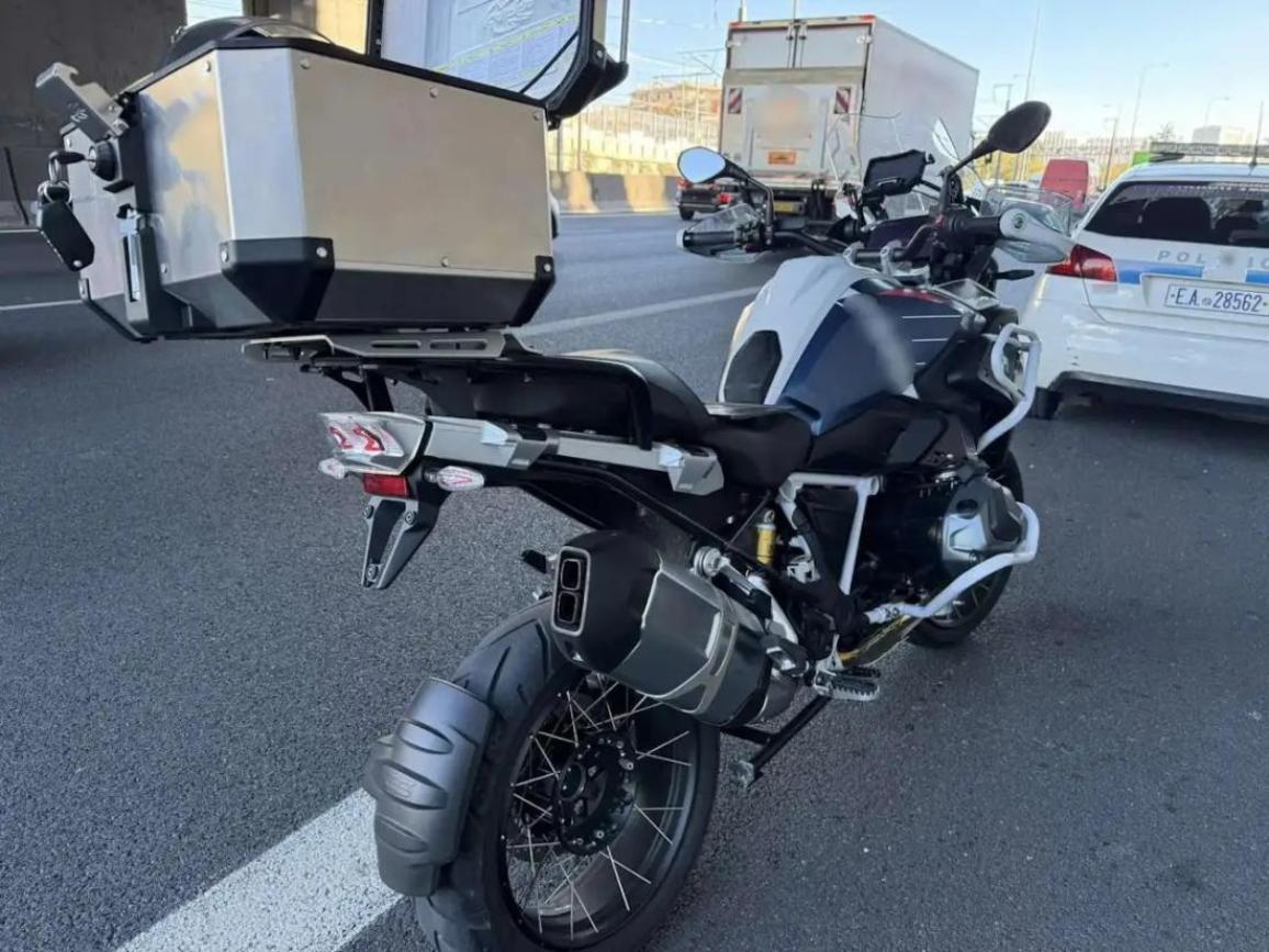 Δύο χρόνια στέρηση οδήγησης στον αναβάτη που προσπάθησε να φύγει! Δίωξη για 5 αδικήματα