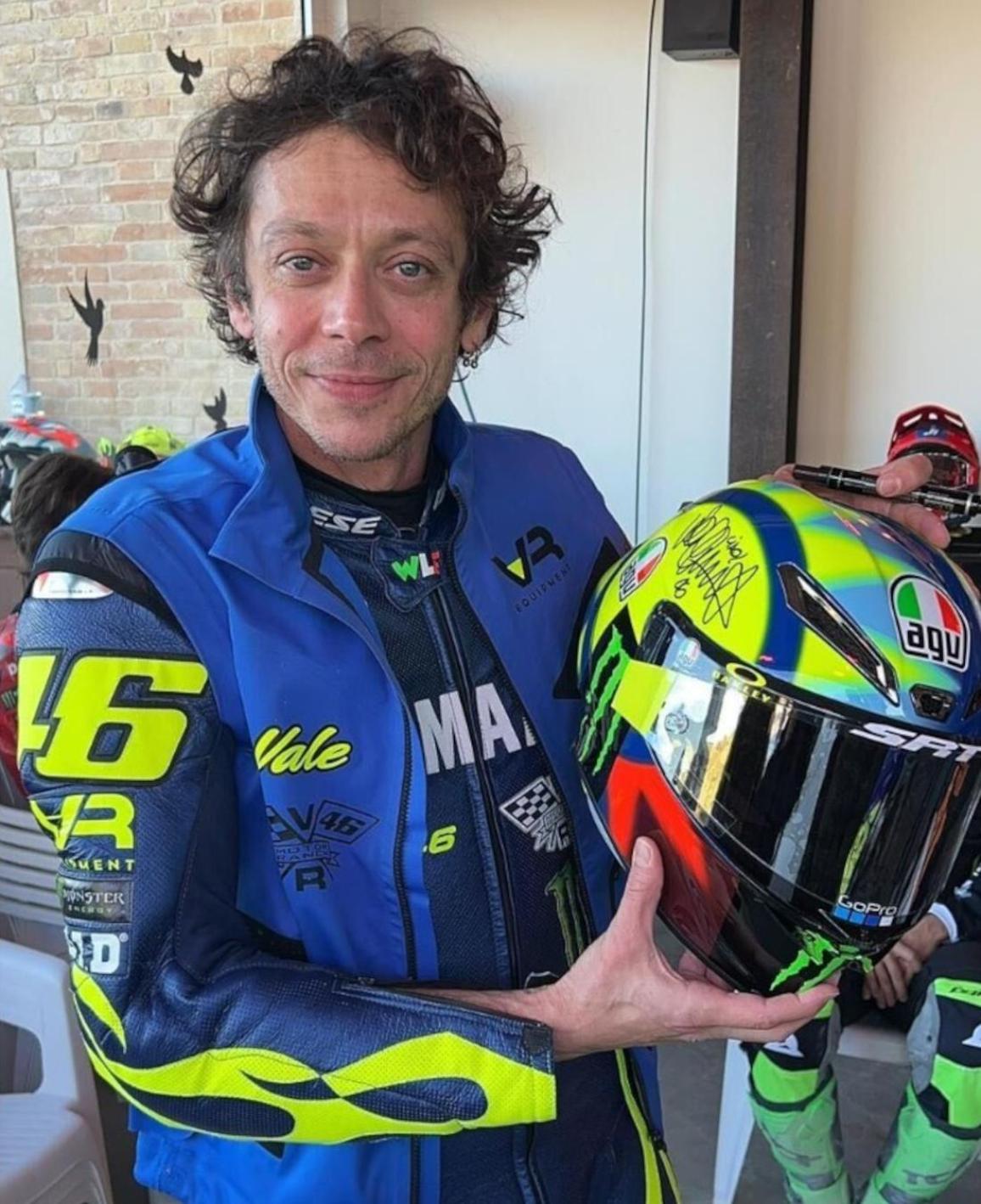 Valentino Rossi δωρεά κράνους για τη Valencia