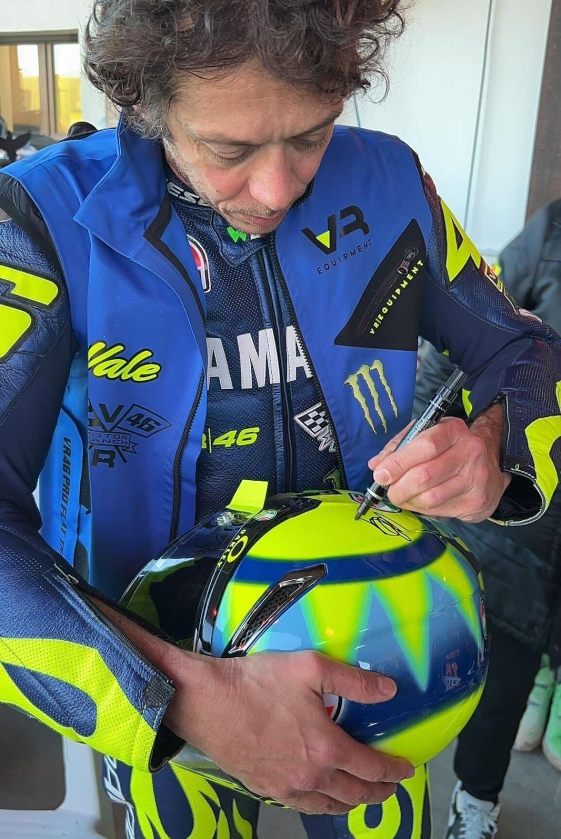 Valentino Rossi δωρεά κράνους για τη Valencia