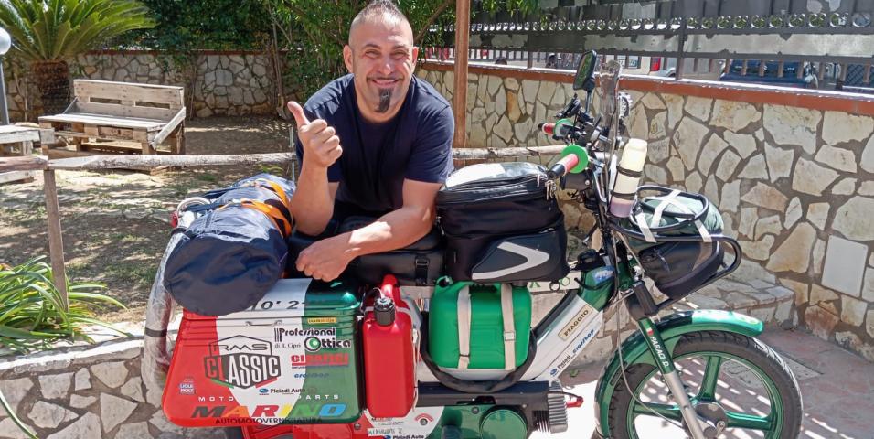motomag Domenico Faraci, με ένα μοτοποδήλατο Piaggio Si από τη Σικελία στο Βόρειο Ακρωτήρι