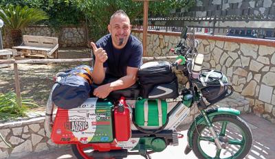 motomag Domenico Faraci, με ένα μοτοποδήλατο Piaggio Si από τη Σικελία στο Βόρειο Ακρωτήρι